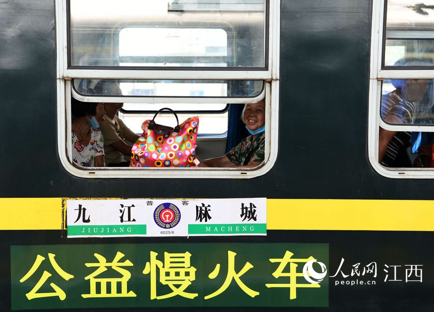 菜農們乘坐6025/6次九江—麻城“公益性慢火車”。（胡國林/攝）