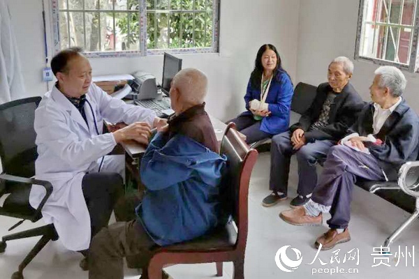 廖曉春在村裡為老人義診。楊友 攝