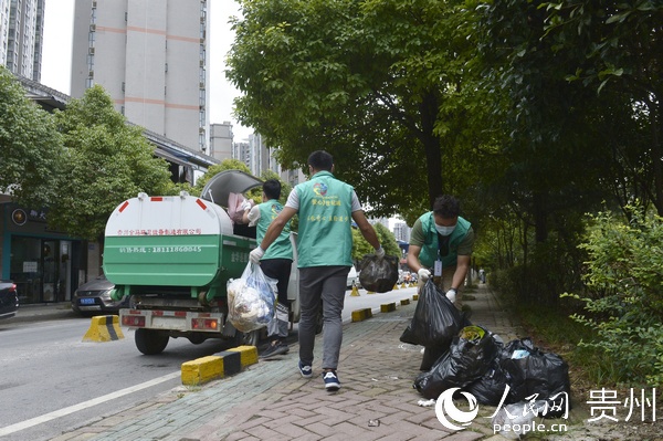 小分隊在龍瑞路區域清理生活垃圾。陳楊 攝