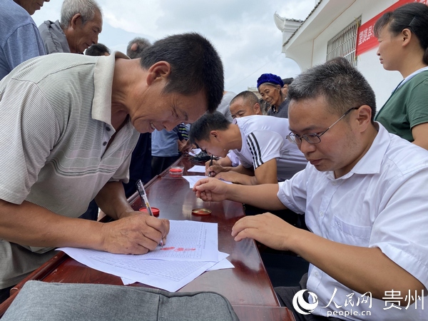 奖学金发放现场。龚志宇 摄