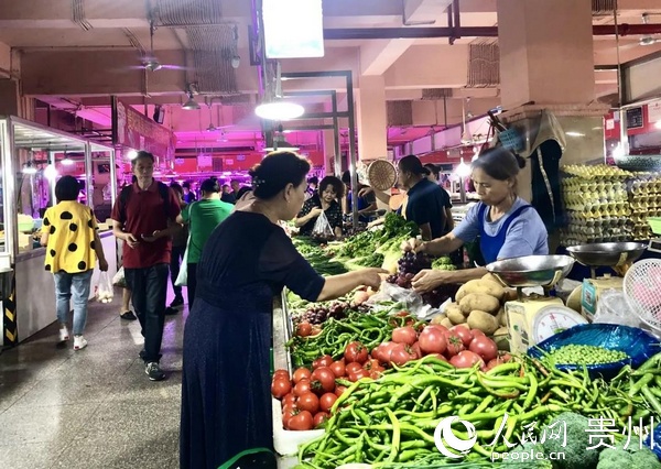 市民正在購買蔬菜