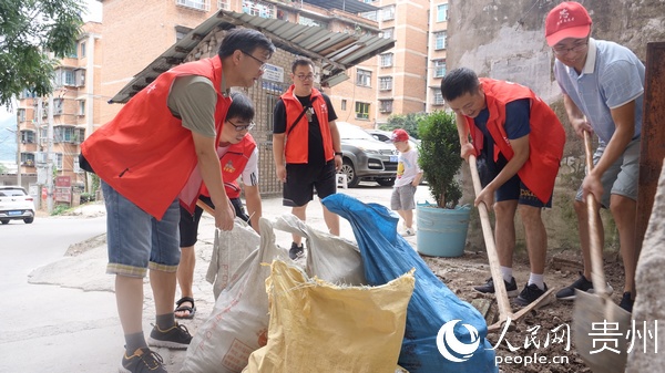 黨員志願者到小區開展環境衛生整治活動。羅勇 攝