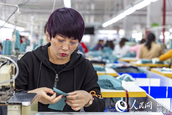 2020年9月15日，貴州省畢節市黔西縣岔白工業經濟開發園區扶貧基地，工人在制衣廠生產線上進行縫線作業。范暉 攝