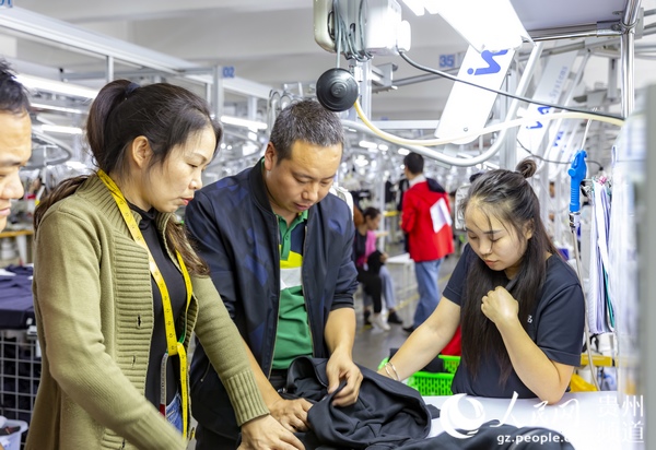  2020年9月15日，貴州省畢節市黔西縣岔白工業經濟開發園區扶貧基地，技術人員在討論產品改進方法。范暉 攝