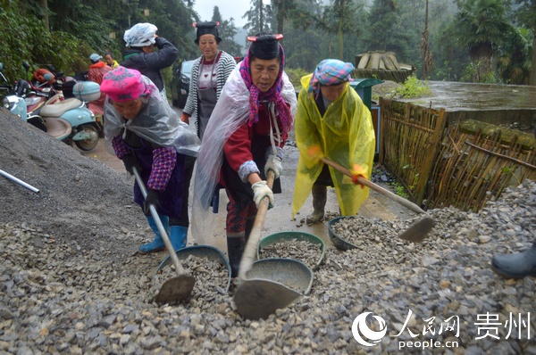 大方县兴隆乡菱角村苗族同胞投工投劳参与组组通建设。卢静 摄