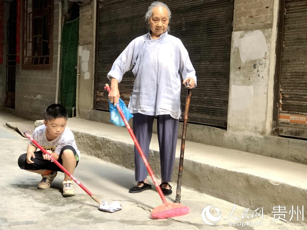 94歲的田應珍老人和街坊小孩一起清掃百米小巷。 凱裡宣傳部提供