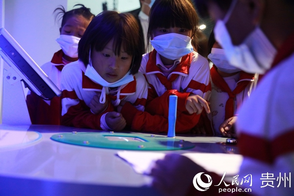 9月18日，黔西縣蓮城街道石板小學的小朋友在科普館內體驗科普設施。周訓超 攝
