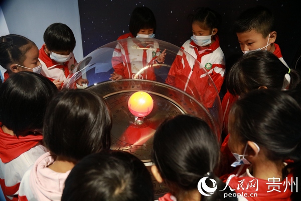 9月18日，黔西縣蓮城街道石板小學的小朋友在科普館內參觀“星象儀”。周訓超 攝