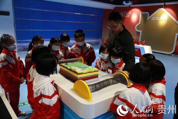 9月18日，黔西縣蓮城街道石板小學的小朋友在科普館內體驗“地震波”。周訓超 攝