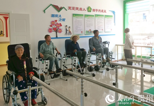 老年人們正在服務中心“殘疾人之家”進行康復鍛煉。黃聖玲 攝 