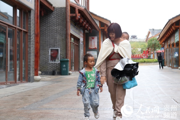 曾友群帶著孩子在回家的路上 劉蘇黔攝