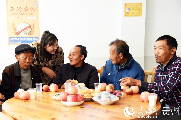 2020年9月28日，在貴州省畢節市黔西縣鐵石苗族彝族鄉敬老院裡，青年志願者與敬老院老人一起分享中秋月餅、聊天。熊軍萬 攝