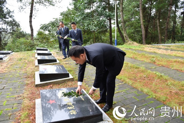 區四大班子領導在烈士墓前敬獻鮮花。