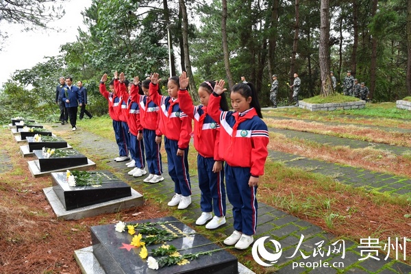 學生代表向烈士墓敬禮。