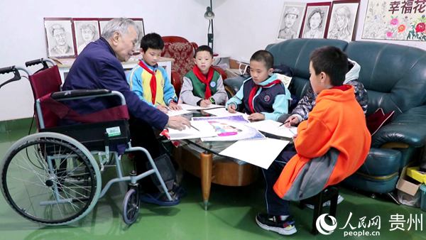 劉世貴對孩子們在繪畫上的問題進行指導。