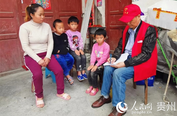丁立东走访受助学生家庭。谭勇 摄