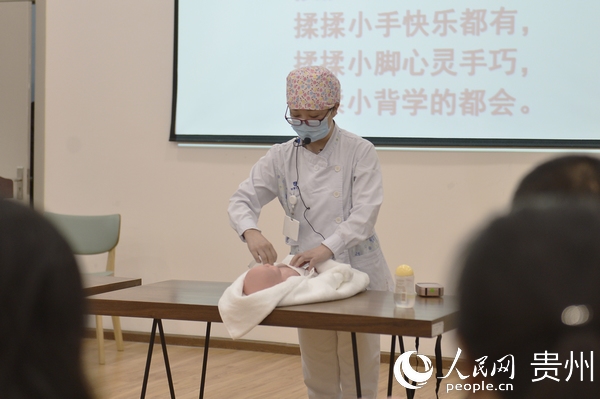 貴陽悅程婦幼醫院醫護人員為新手爸媽現場演示如何“帶娃” 。陳楊 攝