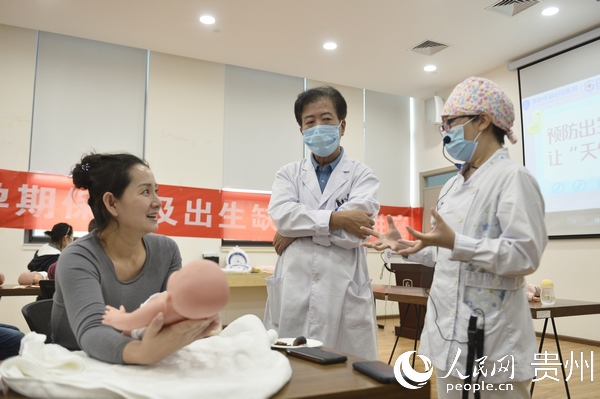 貴陽悅程婦幼醫院醫護人員為新手爸媽解答問題。陳楊 攝
