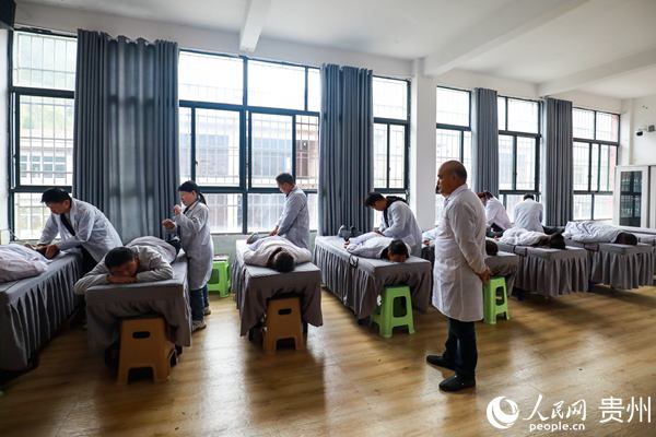 10月13日，在位於貴州省畢節市七星關區長春堡鎮清豐社區的畢節市盲人技能培訓學校裡，楊慶國憑借聽力對學員的實操考試進行監考。陳曦 攝