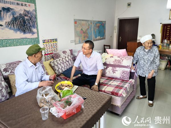 道真自治縣委常委、組織部部長錢靜到離退休胡忠勇家走訪慰問。