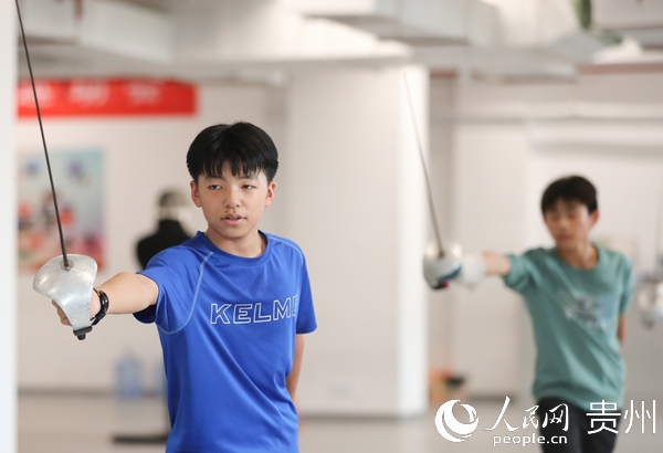 10月17日，在貴州省銅仁市玉屏侗族自治縣擊劍訓練基地，學員在進行擊劍訓練。胡攀學 攝