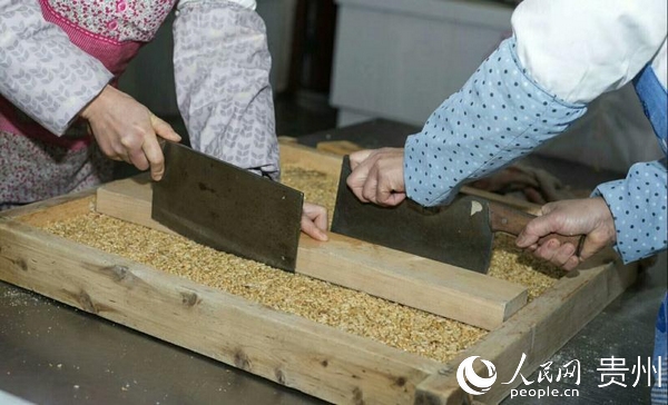 傳統工藝制作麻餅。