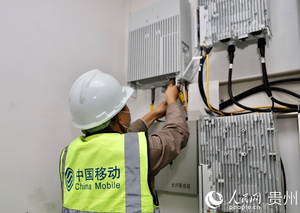 貴州移動公司工作人員安裝5G網絡設備。
