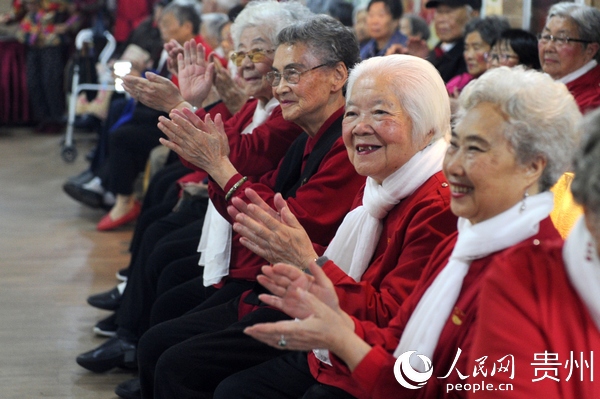 觀山湖區養老服務中心的老人們觀看國慶、中秋文藝演出時露出了幸福的笑容。郝涌智 攝