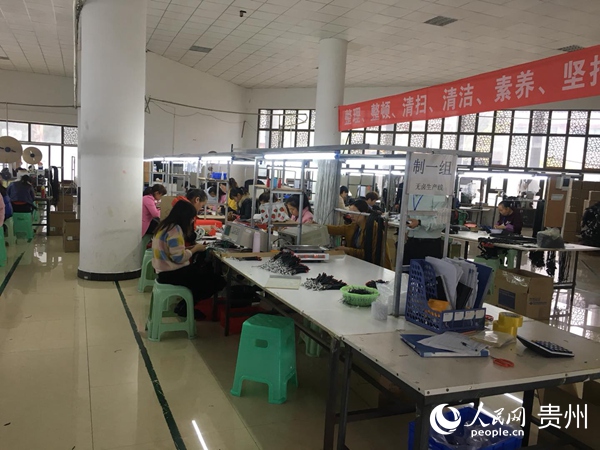 黔西县政府企业携手促进农村贫困劳动力就业。刘雅蝶 摄