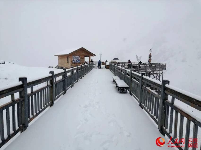10月21日，玉龍雪山迎來降雪，積雪厚度達6厘米，雪景絕美，游人盡情暢游。攝影：和貴昌