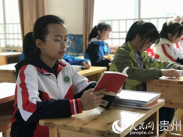 課間，桐梓四中學生在教室專心閱讀紅色書籍