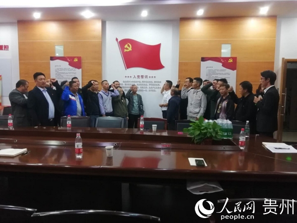 流动党员重温入党誓词。孔垂胜 摄