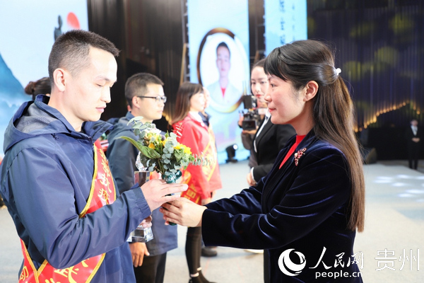 對“援鄂抗疫先進團隊”進行表彰。郭朝洪 許發順 攝