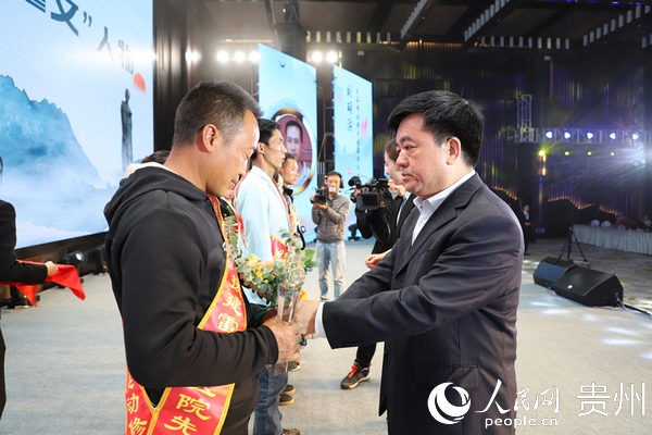 對“知行模范·感動修文”人物頒獎。郭朝洪 許發順 攝