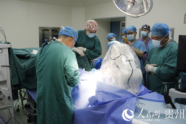 貴陽市第二人民醫院利用手術機器人輔助完成立體三維腦電圖電極植入術。邰芯雨 攝