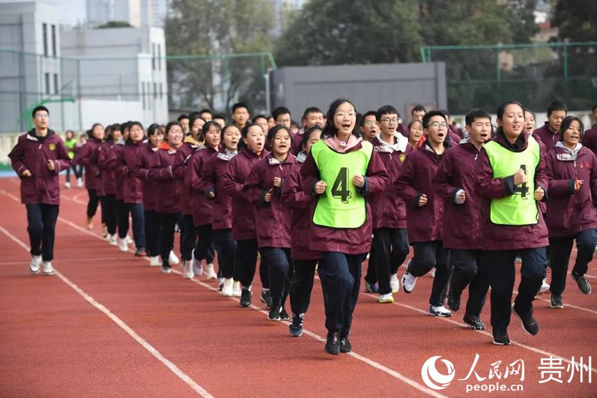南明甲秀高級中學學生進行跑操、竹竿舞、跳校園集體舞等體育活動。