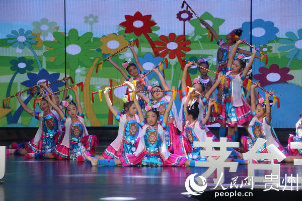 銅仁市大龍開發區德龍新區易扶點帶來的舞蹈《金花朵朵向太陽》。江楓 攝