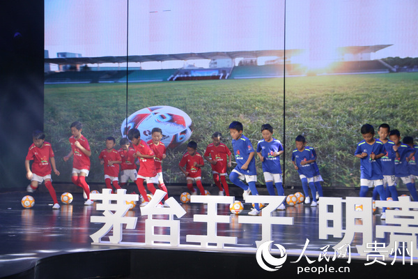黔南州龍裡奮進社區易扶點帶來的足球表演《奔跑吧 驕傲的少年》。江楓 攝