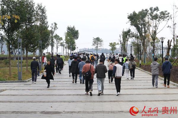 安順學院校園內的莘莘學子。張賽 攝