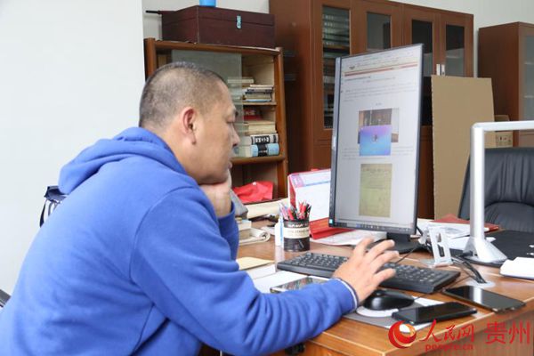 蔡偉的辦公電腦，屏幕被豎起來，便於查看古文字圖片。張賽 攝