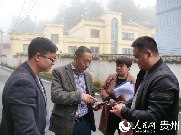 大方县干部介绍统计APP操作。张倩 摄