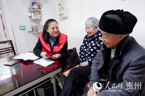 人普員耐心為群眾解答疑問。