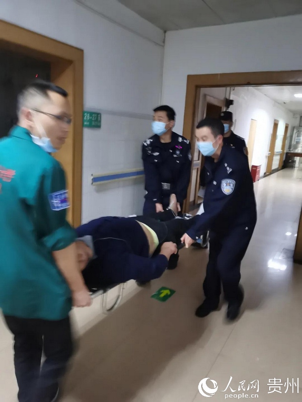 為爭取搶救時間，民警抬著吳某某進入急診區。