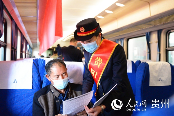 k9585次列車乘務員向旅客介紹列車消防安全小知識。沈向全 攝