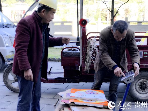楊啟華和表哥令狐榮鐵一起收購紙板。