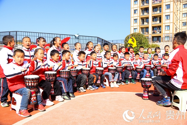 2020年11月11日，貴州省黔西縣錦繡恆大中心幼兒園操場上，搬遷兒童們在做游戲。