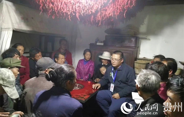 刘兴和同事深夜召开群众会。谭勇 摄