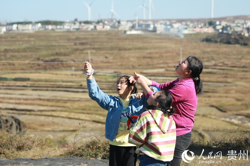 貴陽市花溪區高坡鄉放風箏的游客。顧蘭雲 攝