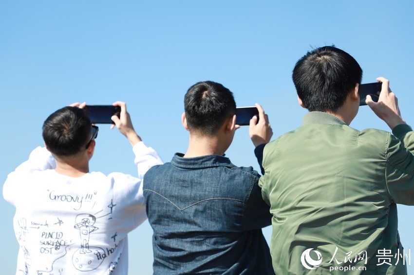 貴陽市花溪區高坡鄉游客用手機記錄美景。顧蘭雲 攝