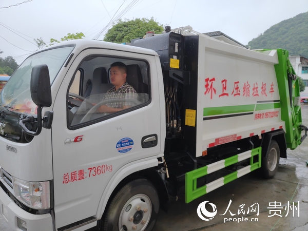 外包服務垃圾清運車。